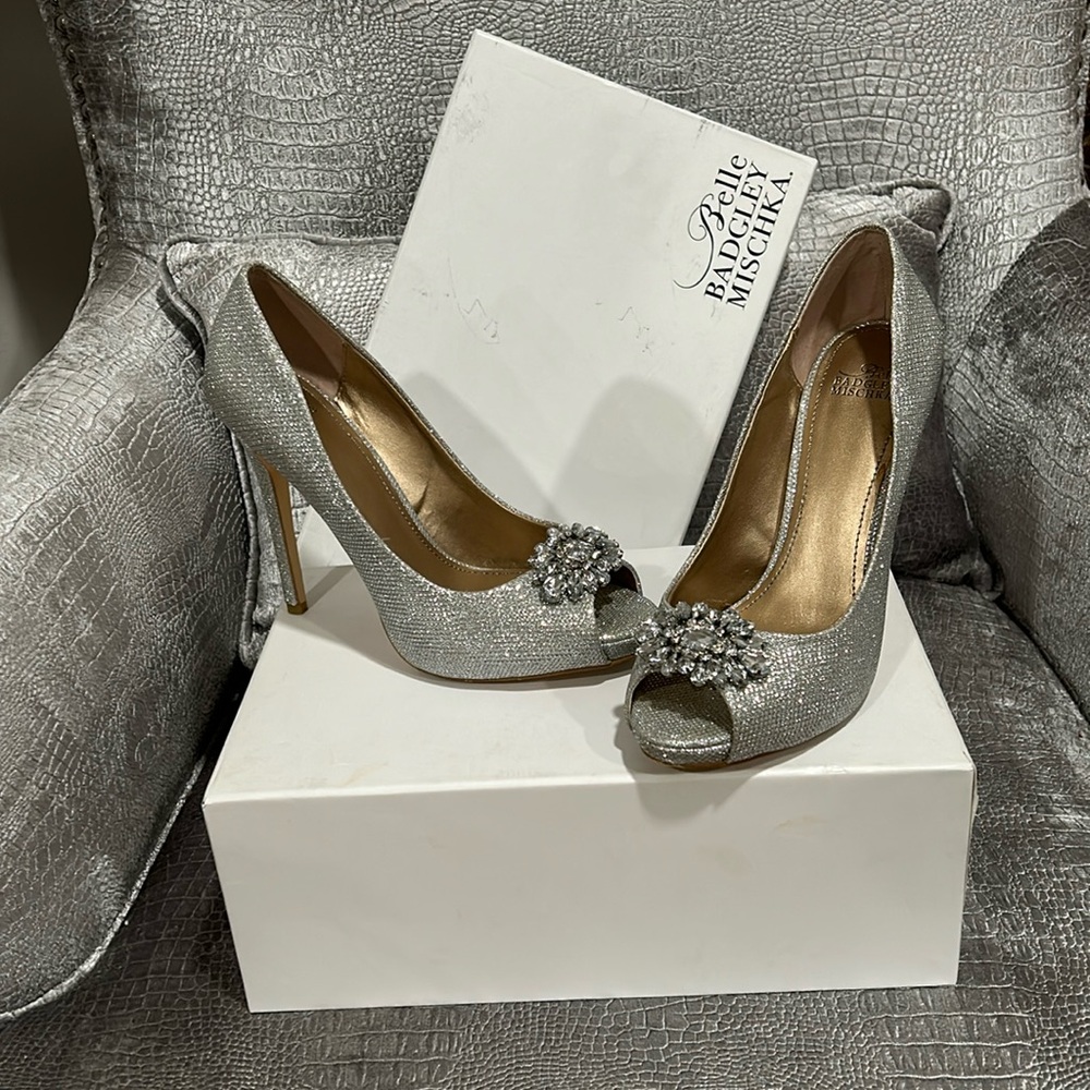 Beautiful in great shape worn once to a wedding perfect for prom